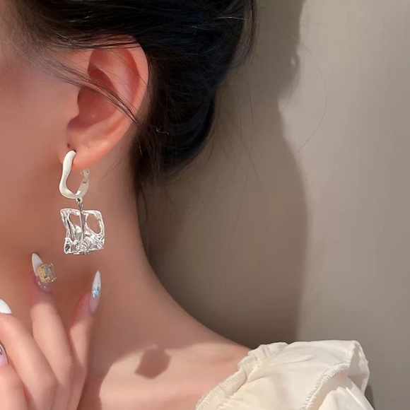 🌟 Transparent Acrylic Big Crystal Earrings - Picture 4 of 6